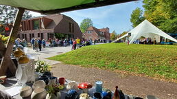 Publikum auf dem Kirchplatz in Zarrentin