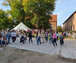 Line Dance vor dem Kloster