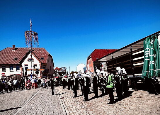 Maibaumaufstellen am Marktplatz in Zarrentin. Foto: Nicole Bernfeld