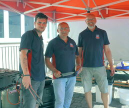 Am Grill: Tobias Grzegorz, Jens Arndt und Karsten Meinke und von der Freiwilligen Feuerwehr