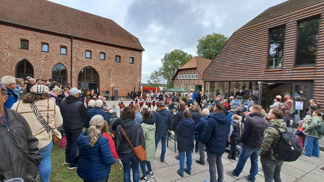 Bild vom Kloster mit Publikum davor