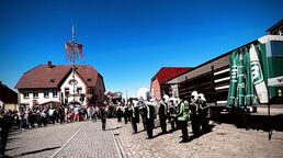 Maibaumaufstellen am Marktplatz in Zarrentin. Foto: Nicole Bernfeld