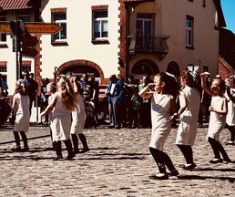 Maibaumaufstellen am Marktplatz in Zarrentin, Tanzgruppen. Foto: Nicole Bernfeld