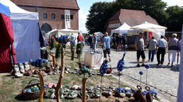 Bild Menschen auf dem Kirchplatz beim Kunst und Werk Markt