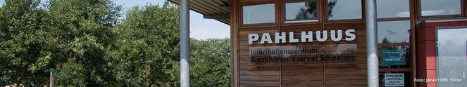 Bild vom Schriftzug Pahlhuus am Informationszentrum Pahlhuus in Zarrentin