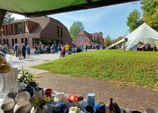 Publikum auf dem Kirchplatz in Zarrentin