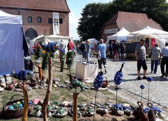 Bild Menschen auf dem Kirchplatz beim Kunst und Werk Markt