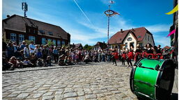 Maibaumaufstellen in Zarrentin Foto: N. Bernfeld