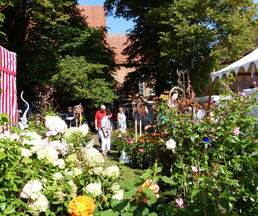 Bild mit Blumenverkauf auf dem Kirchplatz beim Kunst und Werk Markt