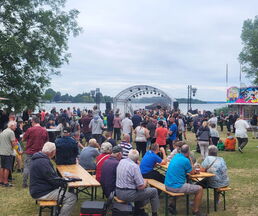 Menschen am Badestrand beim Neptunfest