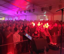 Bild mit Menschen im Partyzelt beim Neptunfest 2025