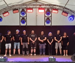 Organisatoren des Festes auf der Bühne