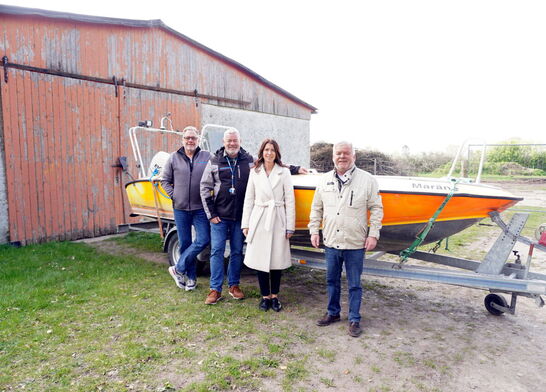 Übergabe des Bootes an die Variovac Stiftung: Jürgen Füllbeck, Jörg Reimer, Monique Tippelt und Bürgermeister Klaus Draeger (von links nach rechts)