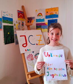 Jugendliche zeigt Urkunde für den JCZ