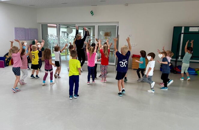 Kinder im Kindergarten Storchennest tanzen Zumba