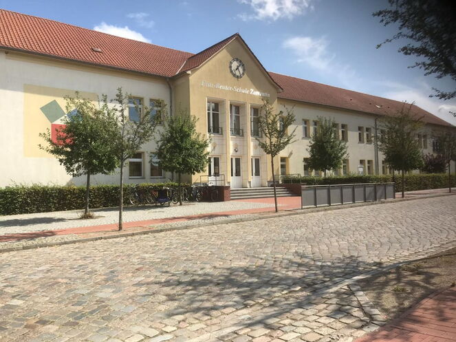 Bild zeigt das Gebäude der ehemaligen Grundschule in Zarrentin
