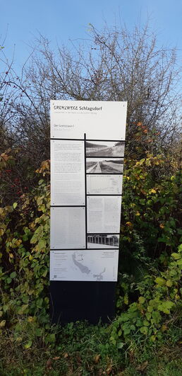 : Informationsstele im Grenzparcours „Grenzwege Schlagsdorf“ als Bestandteil der Wanderung. Quelle: Grenzhus Schlagsorf.