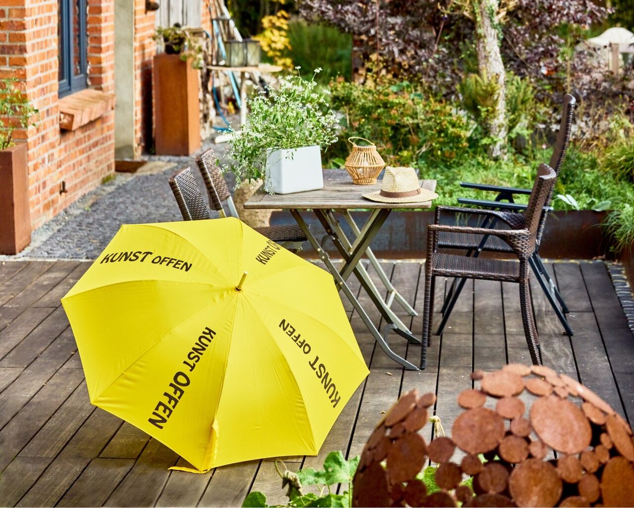 Bild Kunst Offen Schirm in einem Garten Thomas Lehnigk, Fotograf: Oliver Borchert