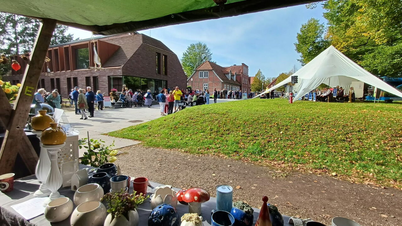 Publikum auf dem Kirchplatz in Zarrentin