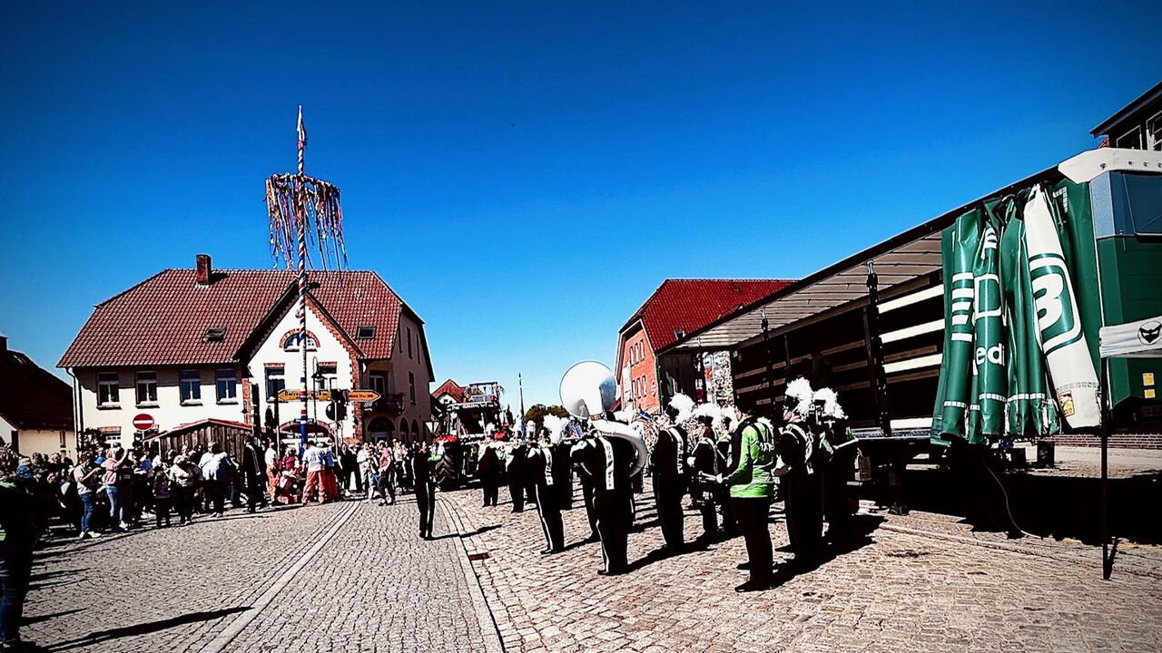 Maibaumaufstellen am Marktplatz in Zarrentin. Foto: Nicole Bernfeld