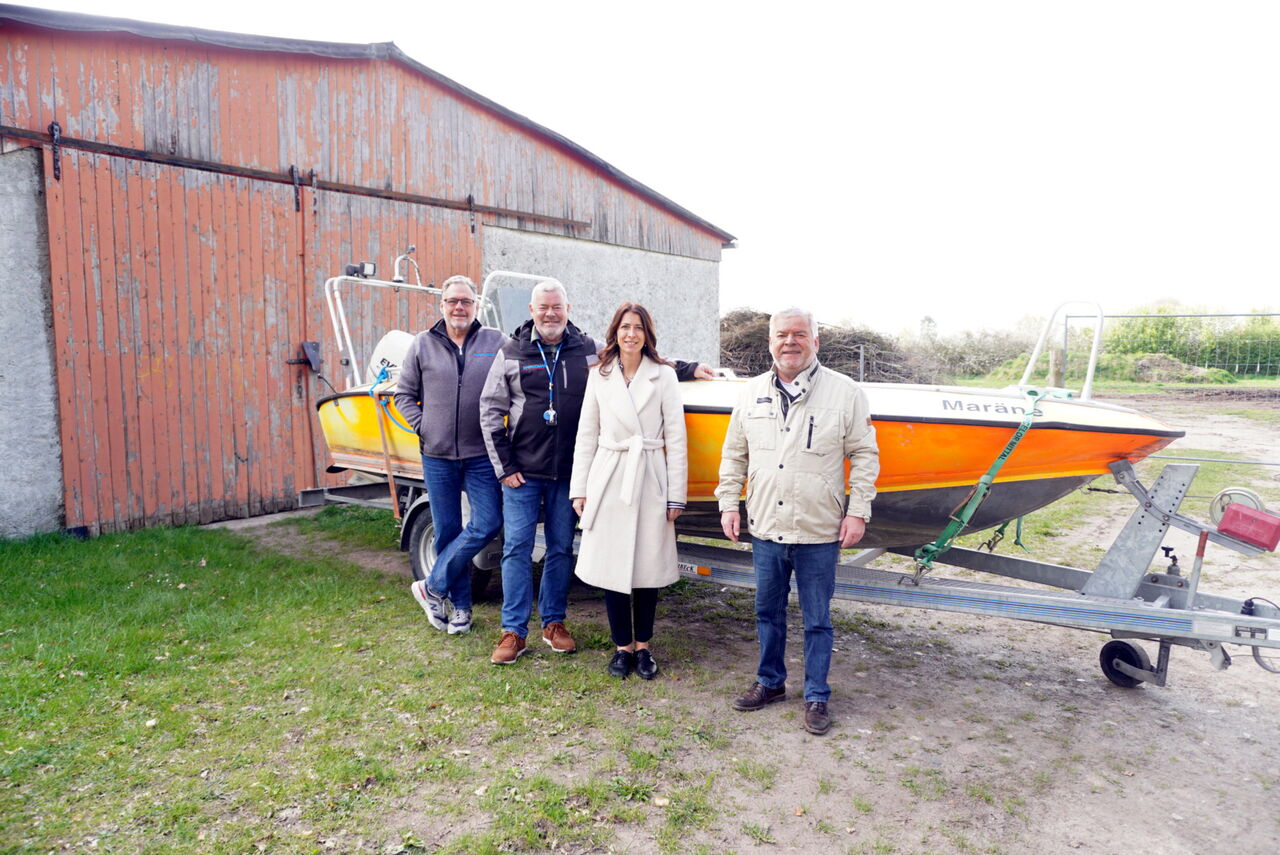 Übergabe des Bootes an die Variovac Stiftung: Jürgen Füllbeck, Jörg Reimer, Monique Tippelt und Bürgermeister Klaus Draeger (von links nach rechts)